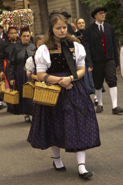 STUTTGART, ALMANY, 29 Eylül 2019. Stuttgart 'ta Volksfest. Şehir merkezinde yürüyüş..
