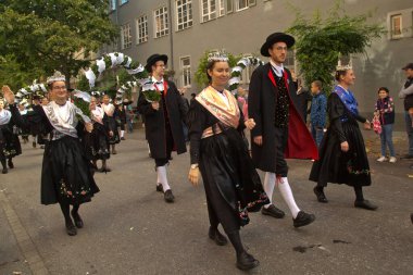STUTTGART, ALMANY, 29 Eylül 2019. Stuttgart 'ta Volksfest. Şehir merkezinde yürüyüş..
