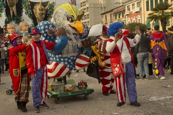 イタリアのヴィアレッジョ 2020年2月23日 イタリアのヴィアレッジョでの伝統的なカーニバルの行列 — ストック写真