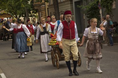 STUTTGART, ALMANY, 29 Eylül 2019. Stuttgart 'ta Volksfest. Şehir merkezinde yürüyüş..
