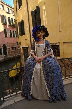 İtalya, Venedik, 22 Şubat 2020 'de. İtalya 'daki Venedik Karnavalı' nda geleneksel kostümlü ve maskeli bir kadın..