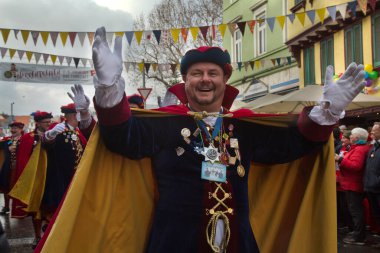 STUTTGART, ALMANY, 19 HAZİRAN 2020. Almanya 'nın Stuttgart şehrinde geleneksel maskeli karnaval alayı. 