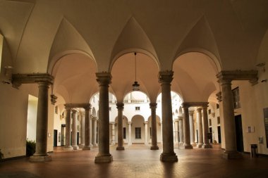 İTALYA, GENOA, 24 Şubat 2020. Cenova (Cenova), İtalya 'daki Ana Salon Ducal Sarayı' nda (Palazzo Ducale) Colonnade. 