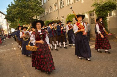 STUTTGART, ALMANY, 29 Eylül 2019. Stuttgart 'ta Volksfest. Şehir merkezinde yürüyüş..