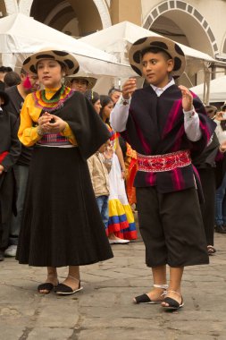 CUENCA, Ekvador, 29 Haziran 2019. Aziz Peter ve Paul gününde Cuenca, Ekvador 'da geleneksel geçit töreni. 