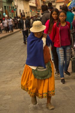 CUENCA, Ekvador, 29 Haziran 2019. Cuenca, Ekvador 'da geleneksel elbiseli bir kadın.. 