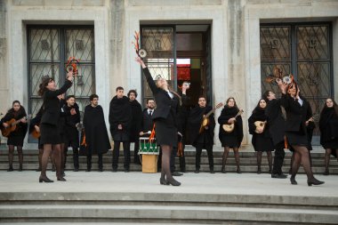 COIMBRA, PORTUGAL, 19 Nisan 2022. Öğrenciler Coimbra, Portekiz 'deki bir üniversite binasının önünde şarkı söyleyip dans ediyorlar..