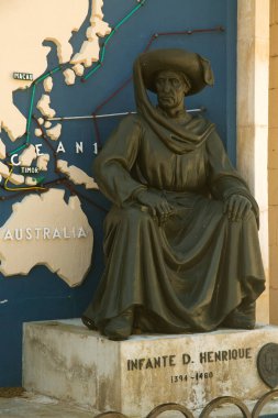 COIMBRA, PORTUGAL, 20 Nisan 2022. Portekiz dos Pequenitos 'taki Prens Henry Heykeli tema parkı, Coimbra, Portekiz.