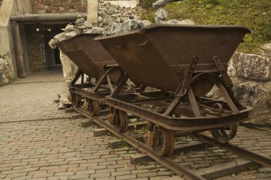 RUSKEALA, Rusya. 03 Ekim 2022 'de. Ruskeala yeraltı vagonlarının girişinde. Dağ Parkı Ruskeala, Karelia, Rusya.