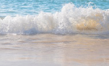Deniz dalga Splashing sahilde - Phuket, Tayland