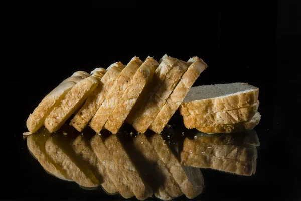 Vitt bröd på en mörk bakgrund. — Stockfoto