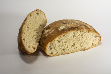 Hafif bir arka plan üzerinde ev yapımı ekmek