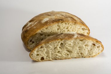 Hafif bir arka plan üzerinde ev yapımı ekmek