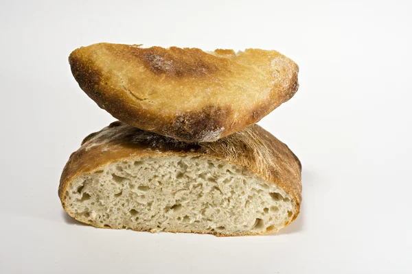 Hafif bir arka plan üzerinde ev yapımı ekmek — Stok fotoğraf