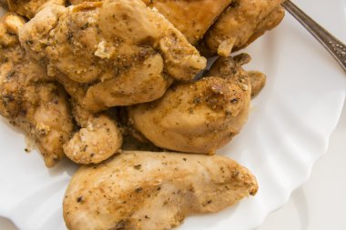 Kızarmış tavuk bir plaka ışık üzerinde 