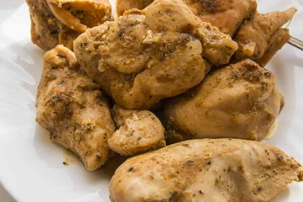 Pollo frito en un plato ligero — Foto de Stock