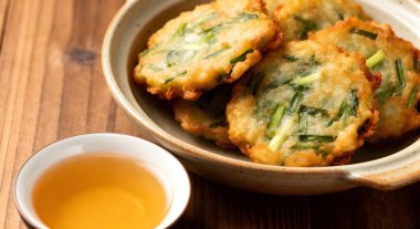 Bol yağda kızartılmış Çin Chive Mantı (Sarımsaklı Chives Pastası) Asya usulü, soya soslu, Kanom Gui Chai