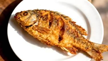 Beyaz tabakta kızartılmış Tilapia balığı.