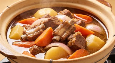 Tencerede Asya kuzu güveci, üst manzara.