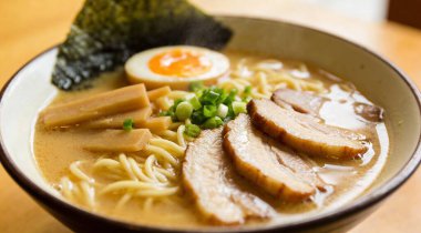 Lezzetli tonkotsu ramen, domuz kemiği çorbası çorbası...