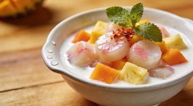 Hindistan cevizi sütü, tay tarzı, kopya alanı mango ve ananas ile tarak ceviche