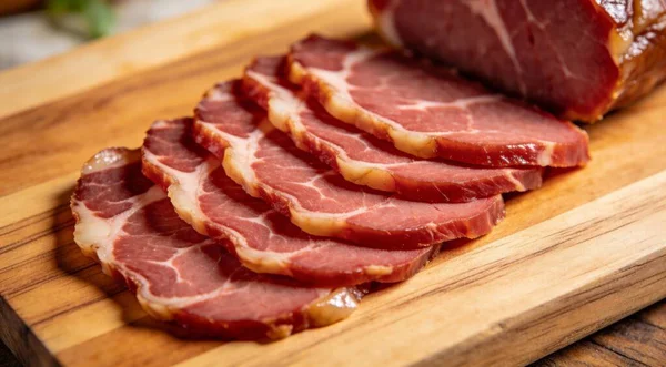 Tahtaya dilimlenmiş pastırma, düz uzanmış.