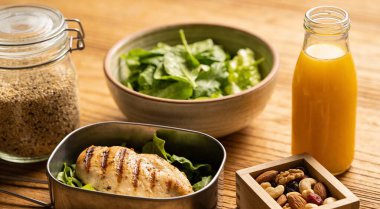 Sağlıklı yemek. Ahşap masanın üzerinde farklı ürünler olan kaplar.