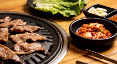 Kimchi ve Taze Marul ile nefis Kore Barbeküsü