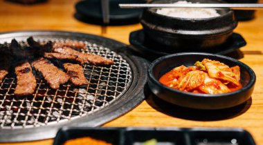 Kimchi ve pilavlı nefis Kore barbeküsü.