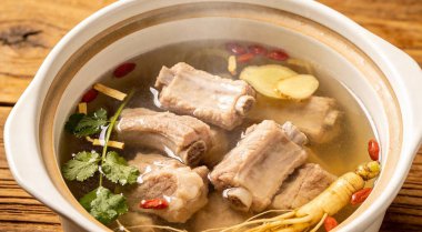 Ginseng ve Goji Böğürtlenli Domuz Pirzolası Çorbası