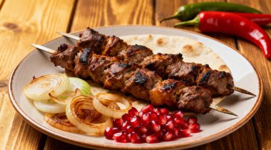 Soğanlı şiş kebap, soğan, nar, acı biber, ahşap arka plan.