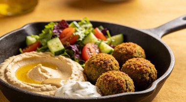 Nefis Falafel ve Tahini Çiselemeli Humus Tabağı