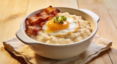 Sağlıklı Tuzlu Kremalı Kahvaltı Farina Lapası Pastırma ve Yumurtalı