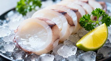 Limonlu ve maydanozlu taze mürekkep balığı..