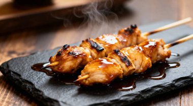 Siyah taş tabakta teriyaki soslu tavuk şişleri. Kırsal tarzda. Barbekü menüsü.