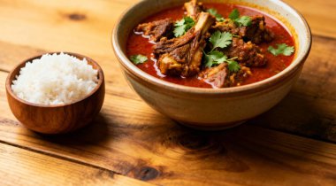 Baharatlı kuzu eti mi yoksa ahşap masa üzerinde pilav buğulamalı köri mi?