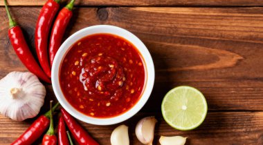 Ahşap masada biber sosu ve malzemeler kase ile düz yatıyordu kompozisyon. Metin alanı