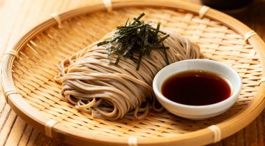 Geleneksel Japon zaru sobası ahşap bambu tepside servis edilir.