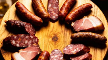 Charcuterie kurulu füme et ve sosis ile. Üstten görünüm.