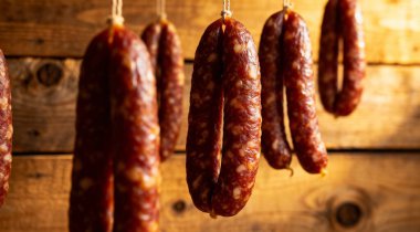 Salam sosis ahşap arka plan asılı