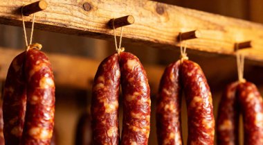 Salam sosis ahşap arka plan asılı