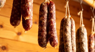 Salam sosis ahşap arka plan asılı