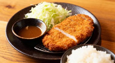 Tonkatsu yemek masasında küçük bir kâseyle servis edilir.