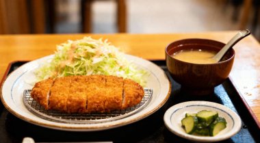 Tonkatsu yemek masasında küçük bir kâseyle servis edilir.