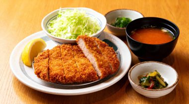 Tonkatsu yemek masasında küçük bir kâseyle servis edilir.