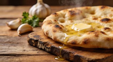 Hint naan ekmek ahşap masa üzerine sarımsak tereyağı ile
