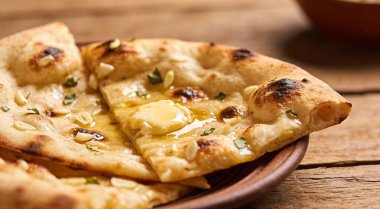 Hint naan ekmek ahşap masa üzerine sarımsak tereyağı ile