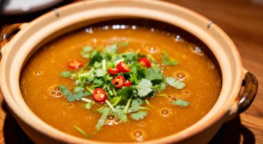 Acı biberli ve otlu lezzetli bir çorba.