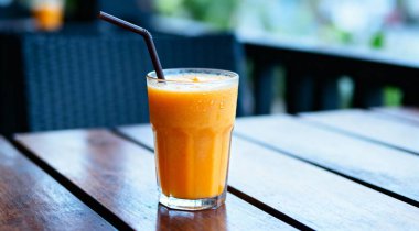 Taze Mango Smoothie Işık Arkaplanda Cam İçinde