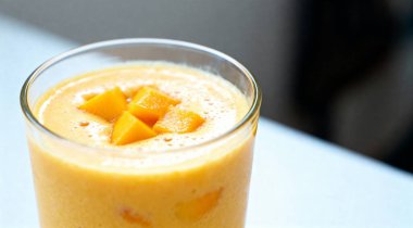 Taze Mango Smoothie Işık Arkaplanda Cam İçinde